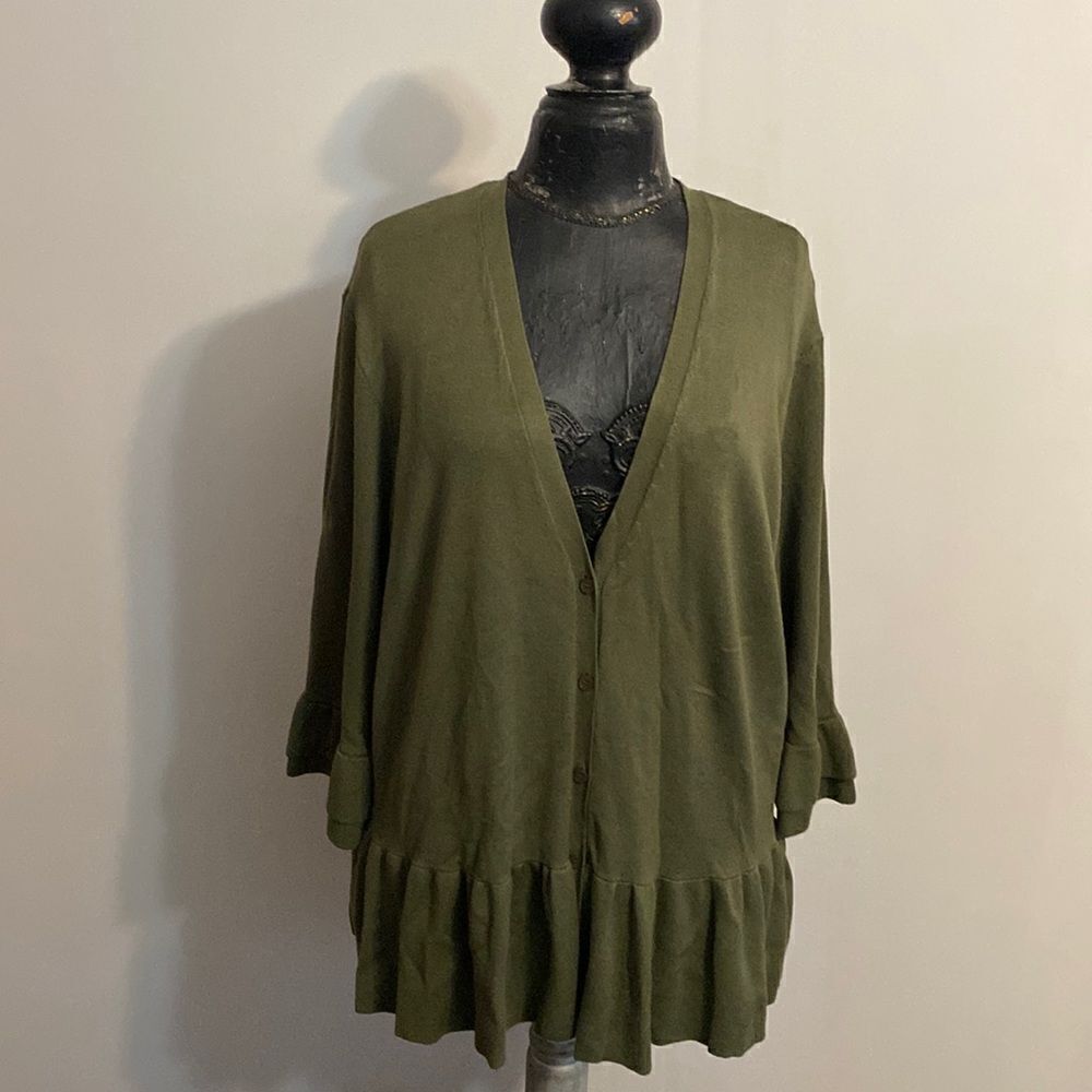 Lane Bryant Green VNeck, pleated hem bottom, flutter sleeves sweater, size 22/24